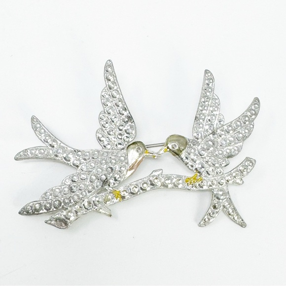 Vintage 1941 Hello Brilliant Stamped Pot Metal Two Birds Brooch - Picture 1 of 9